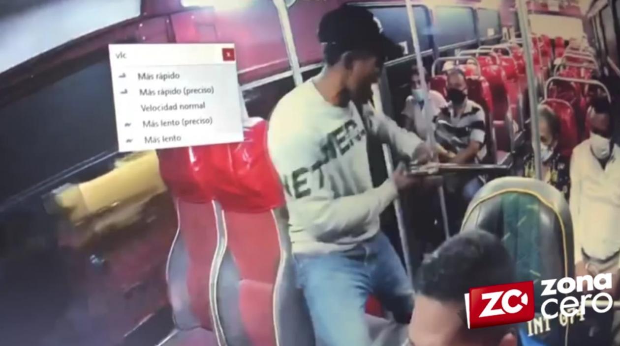 El presunto ladrón al quedar registrado en la cámara de seguridad del bus. 