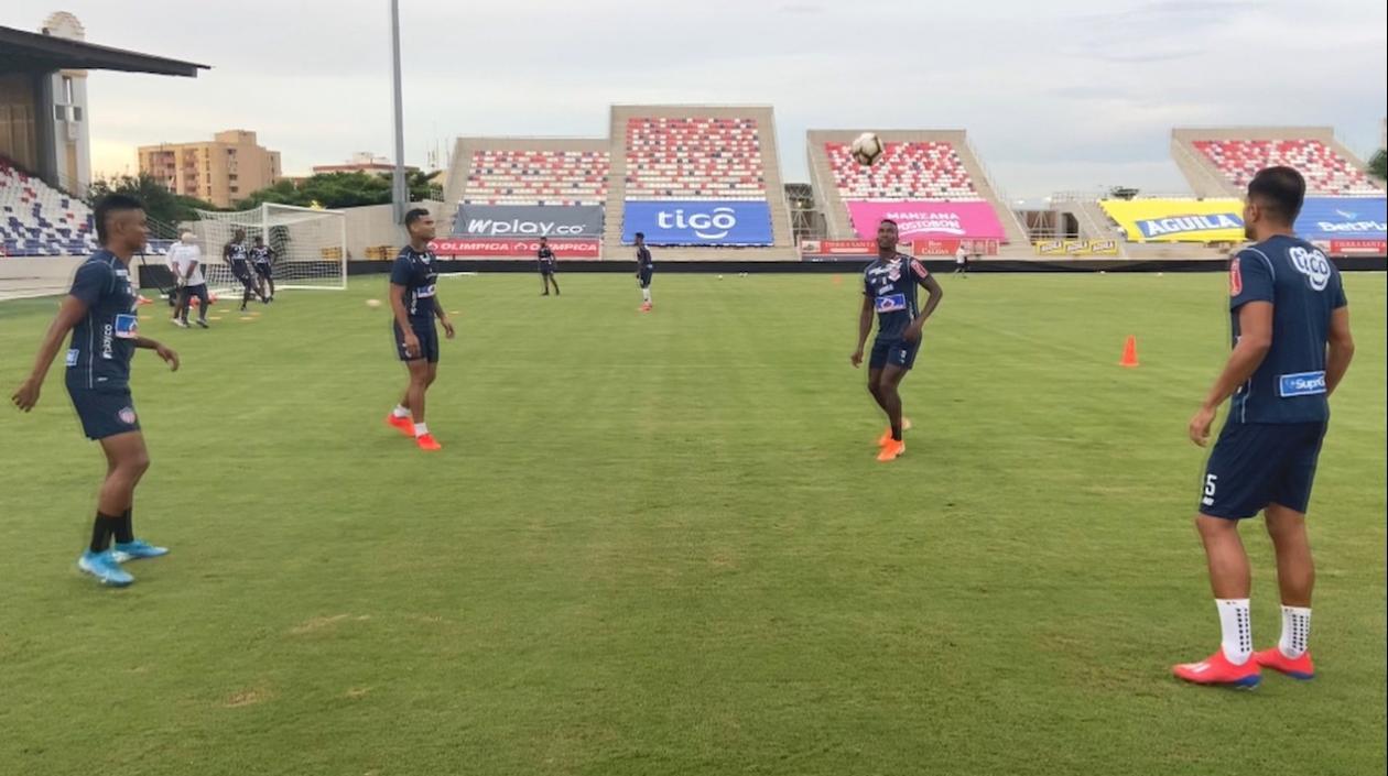Entrenamiento de los 'tiburones' en el Romelio Martínez.