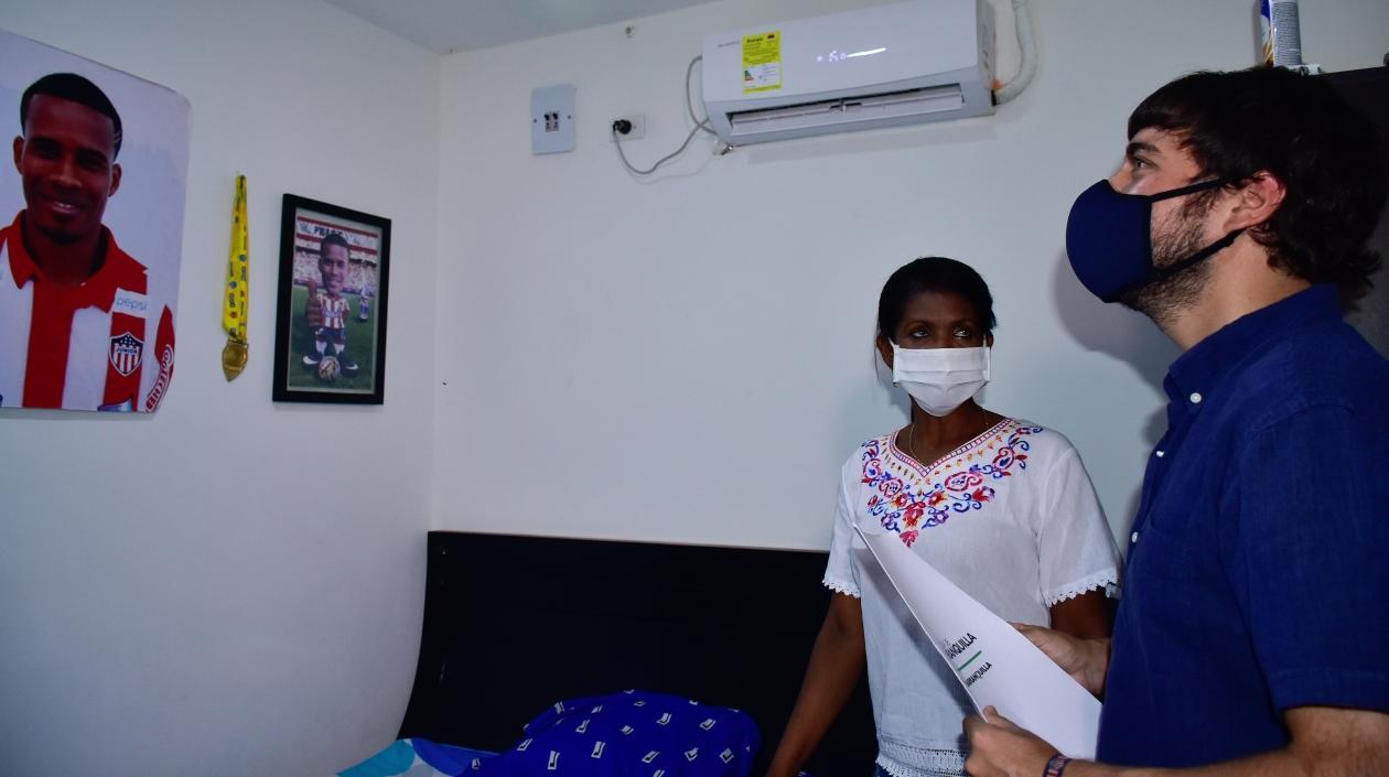 Alcalde Pumarejo en la casa de Oidel Pérez.