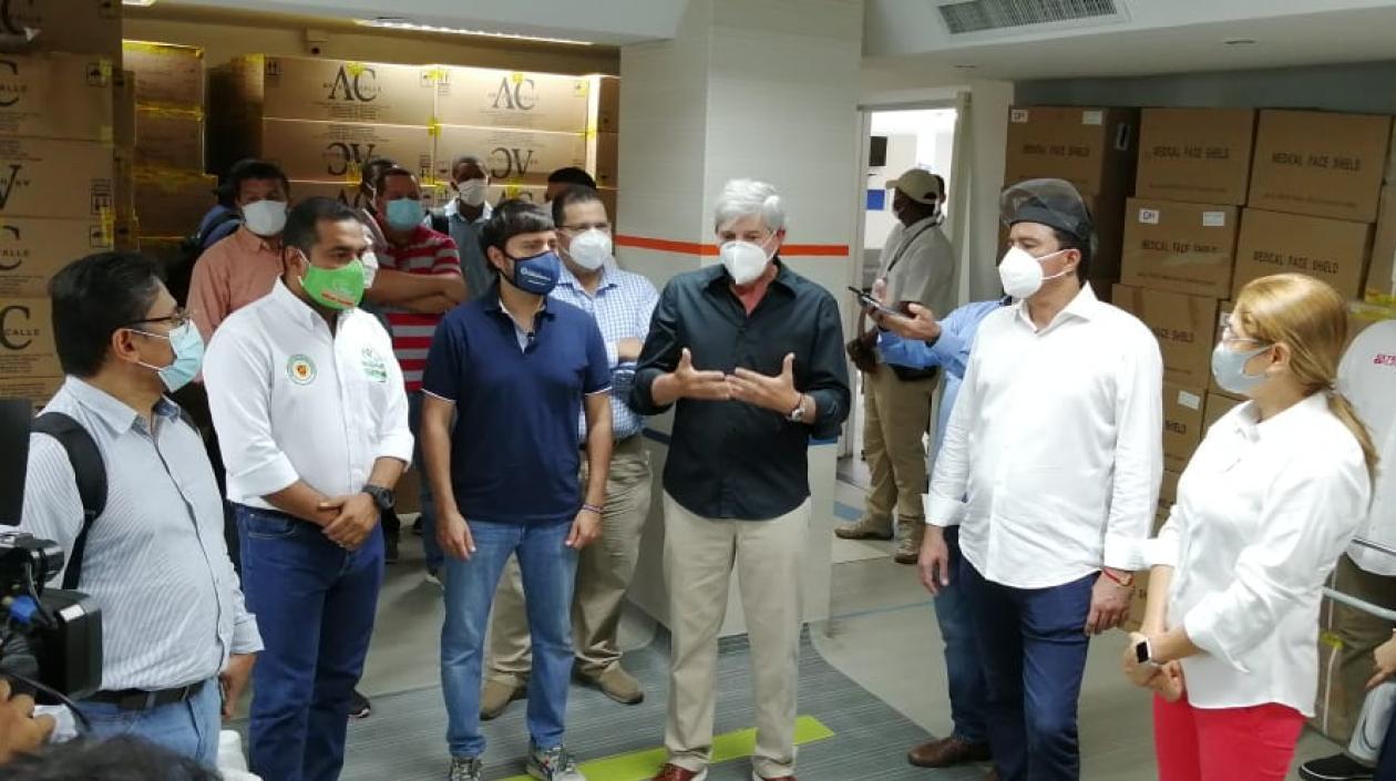 Alcalde de Barranquilla recibe donación de Jaime Amín, embajador colombiano en Emiratos Árabes Unidos.