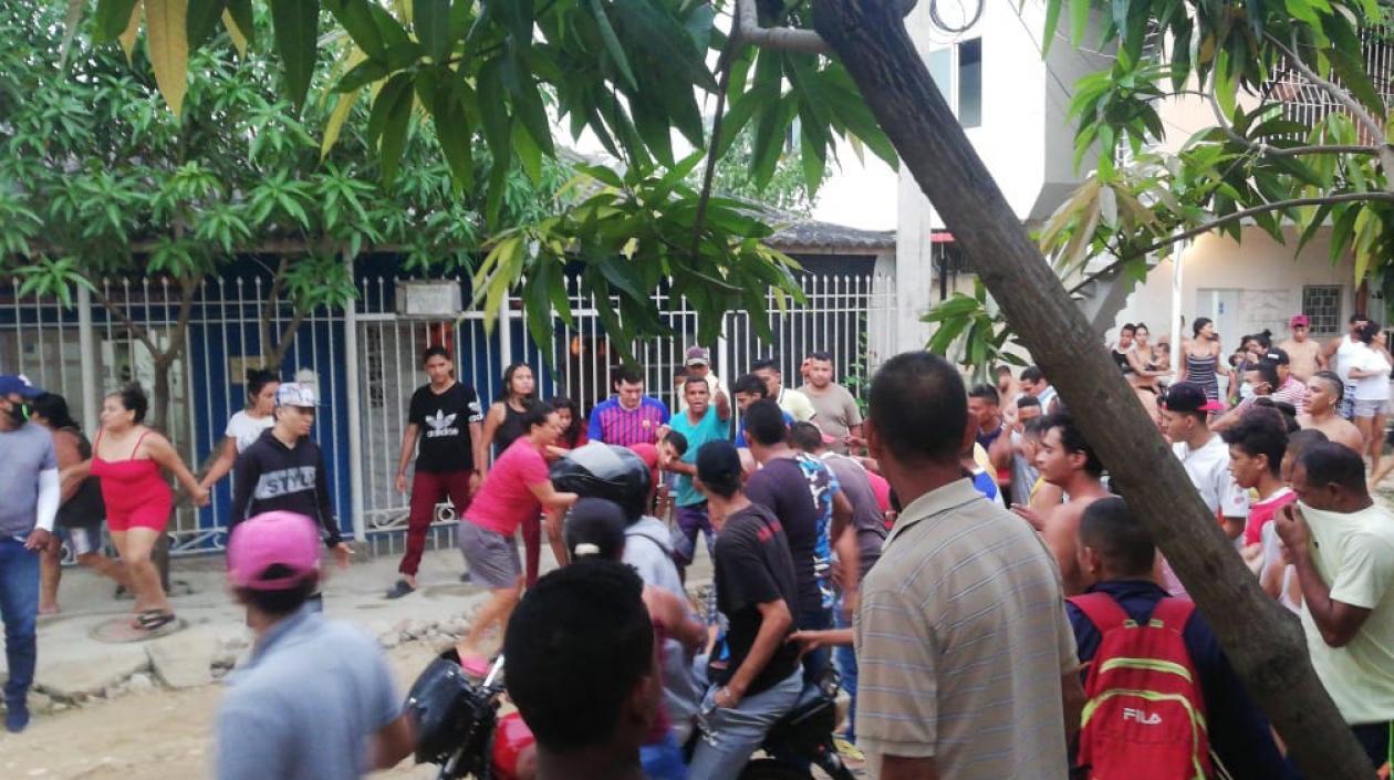 Momentos en que vecinos auxiliaban a la víctima para trasladarlo al centro asistencial.