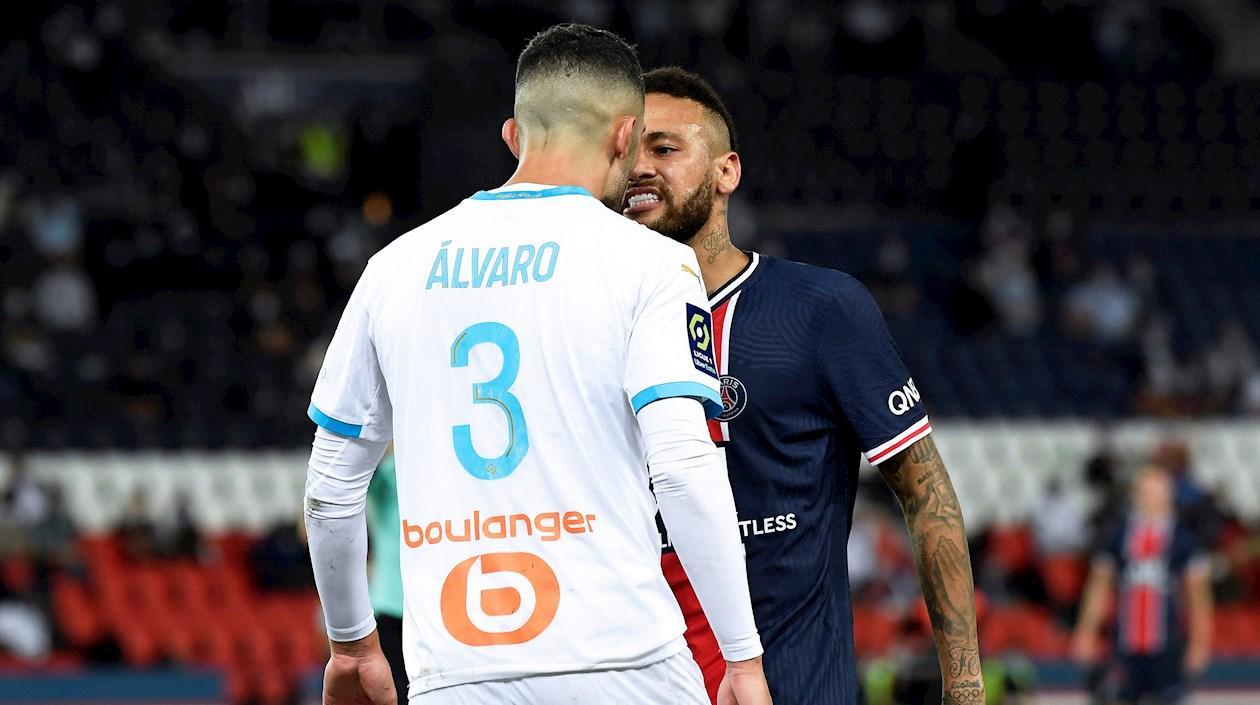 Neymar se insulta con Álvaro González. 