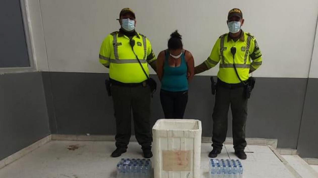 Stefany Alexandra Albor Bastos capturada con los 10 kilos de marihuana. 