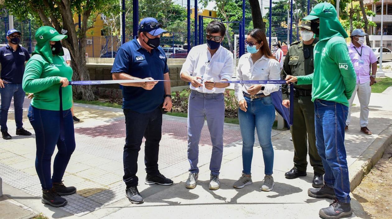 El Alcalde Jaime Pumarejo y el Gerente de la ADI Alberto Salah, cortando la cinta.