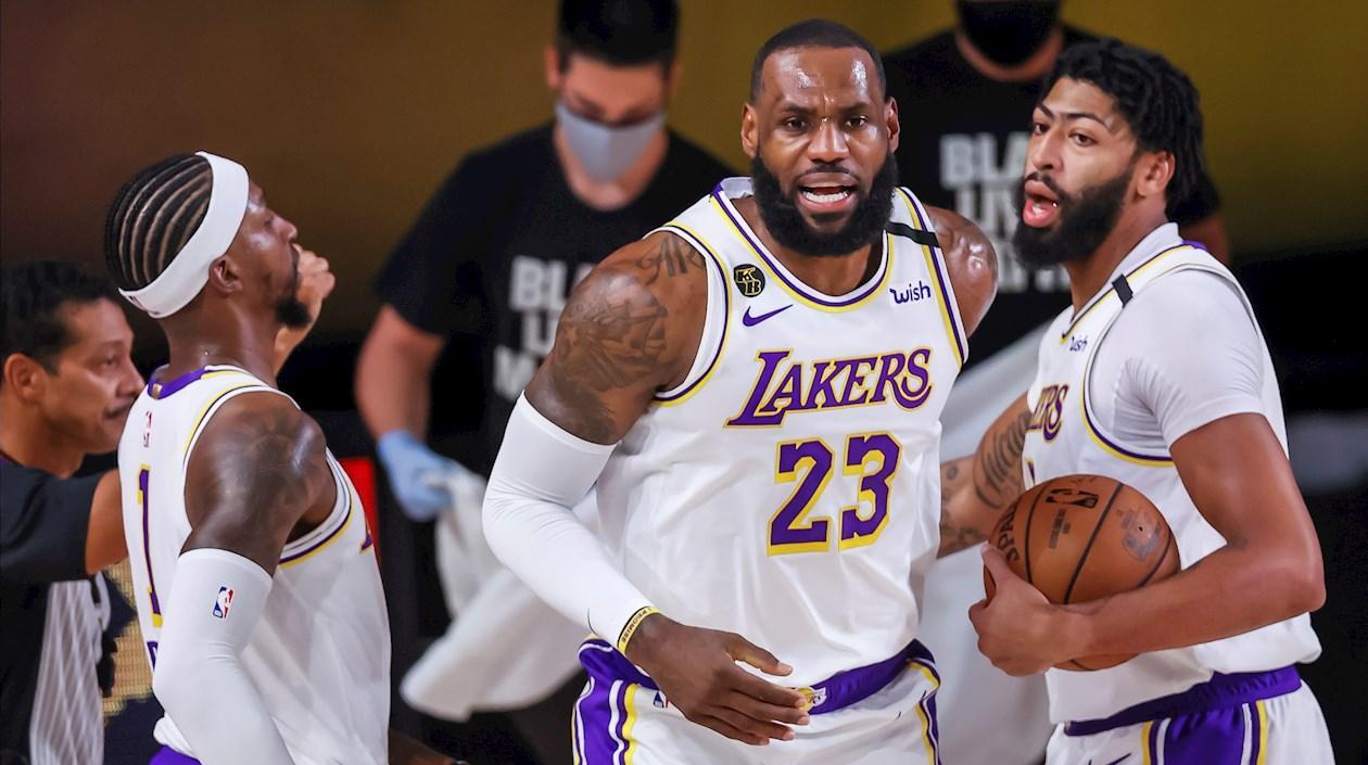  LeBron James con Kentavious Caldwell-Pope (I) y Anthony Davis.