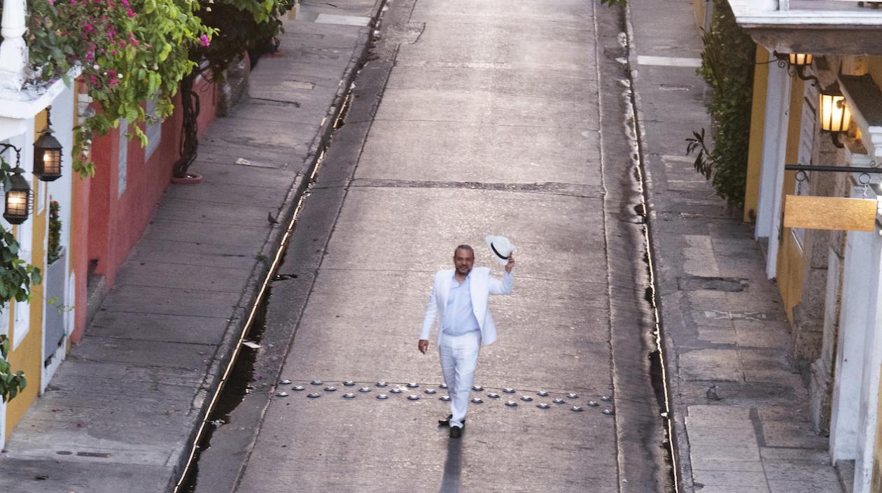 Contraportada del libro donde aparece Hernán Urbina.