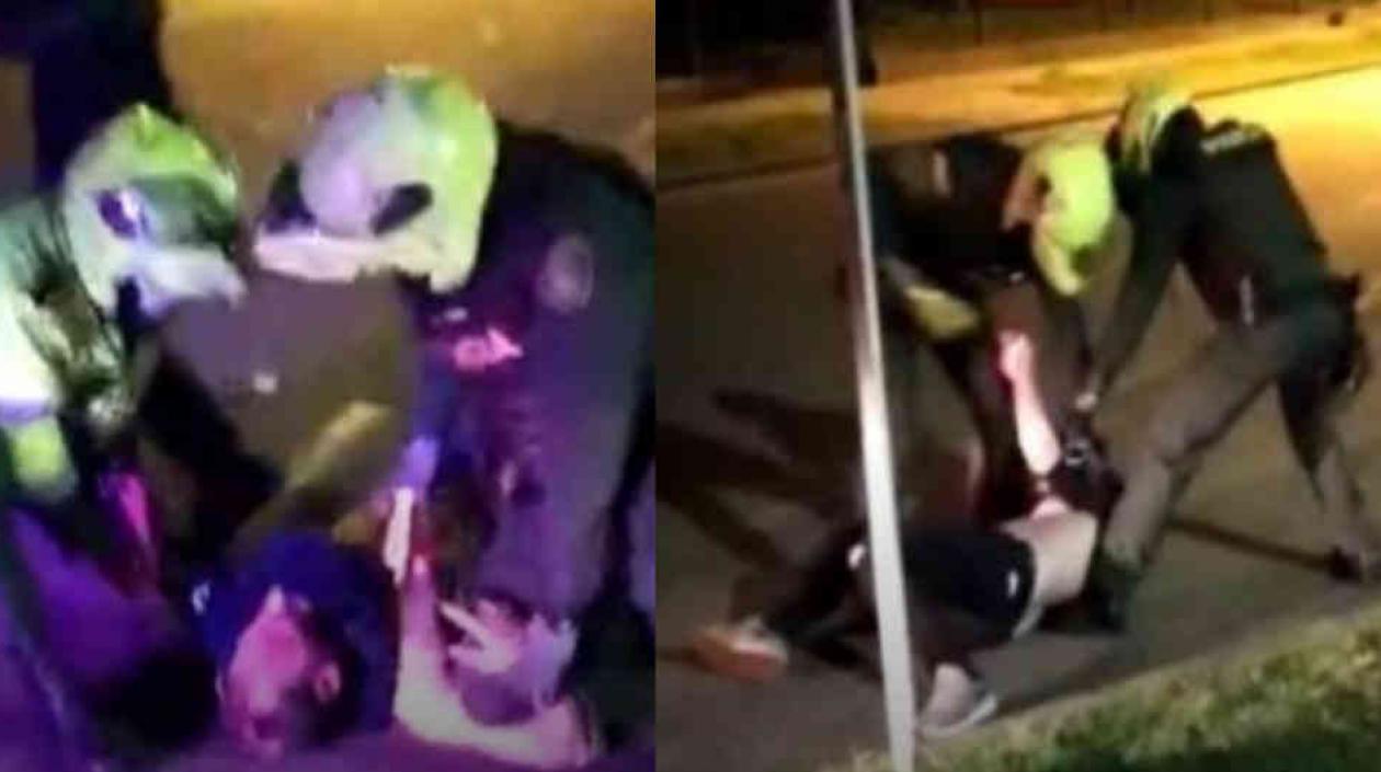 Los dos policías cuando sometían con descargas eléctricas al abogado Javier Ordóñez. 