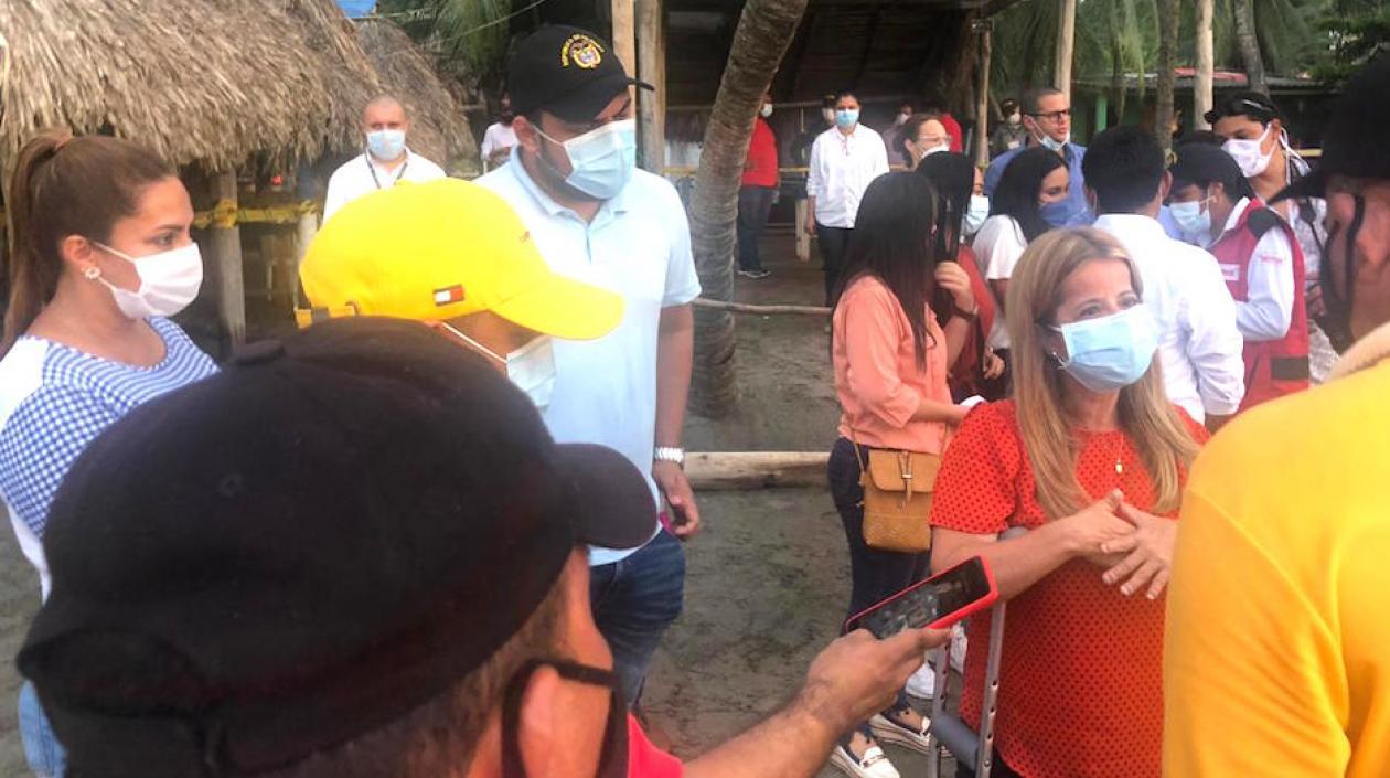 La Gobernadora Elsa Noguera recorriendo las playas de Santa Verónica.