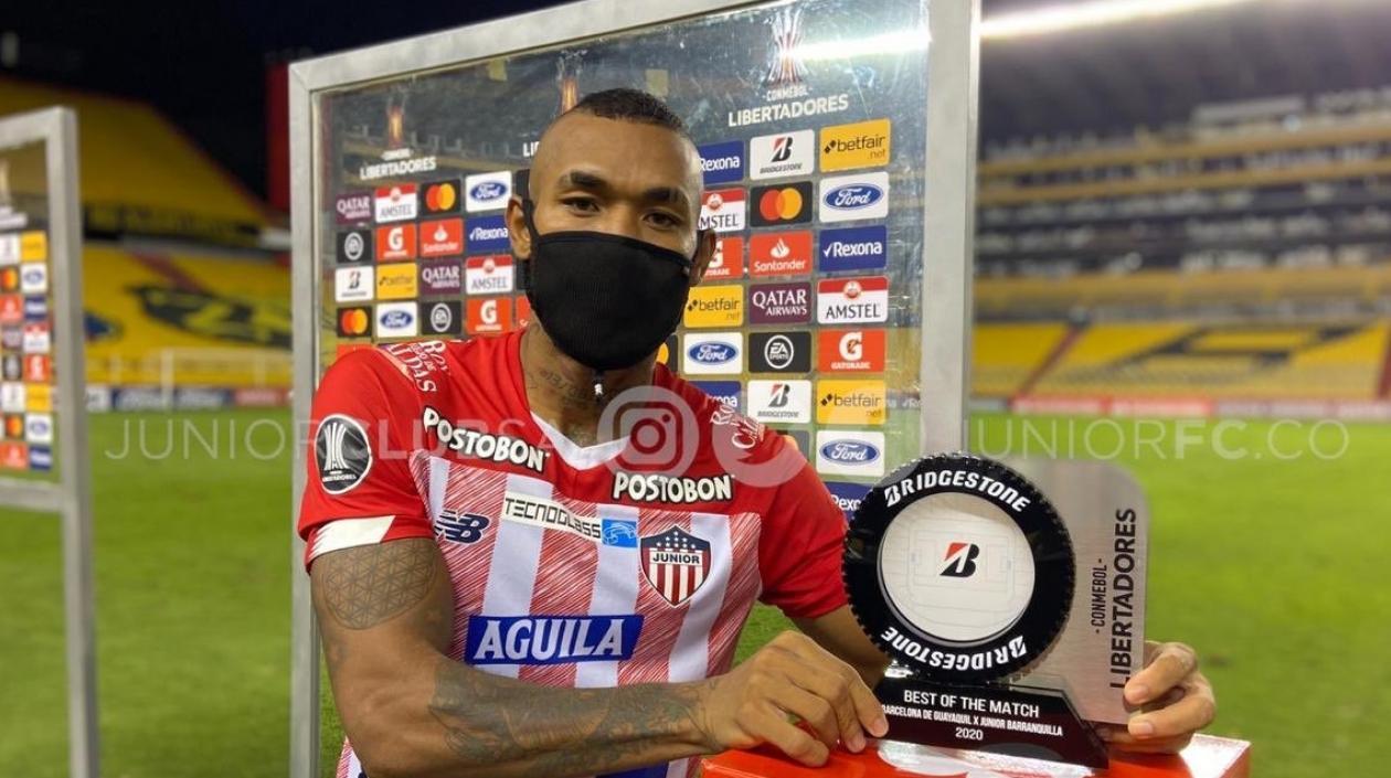 Freddy Hinestroza con el trofeo del mejor del partido. 