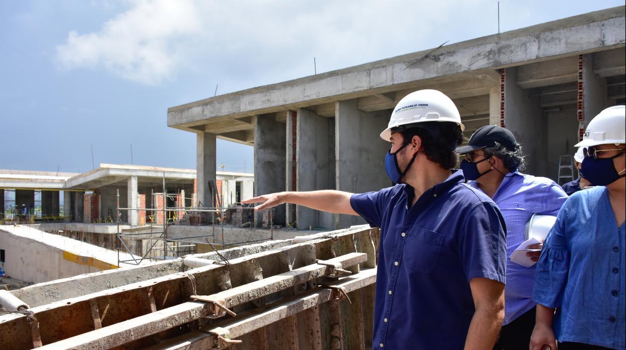 El alcalde Jaime Pumarejo visitando la IED en construcción en Las Gardenias.