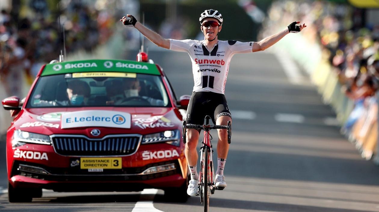 Søren Kragh Andersen atraviesa en solitario la meta. 