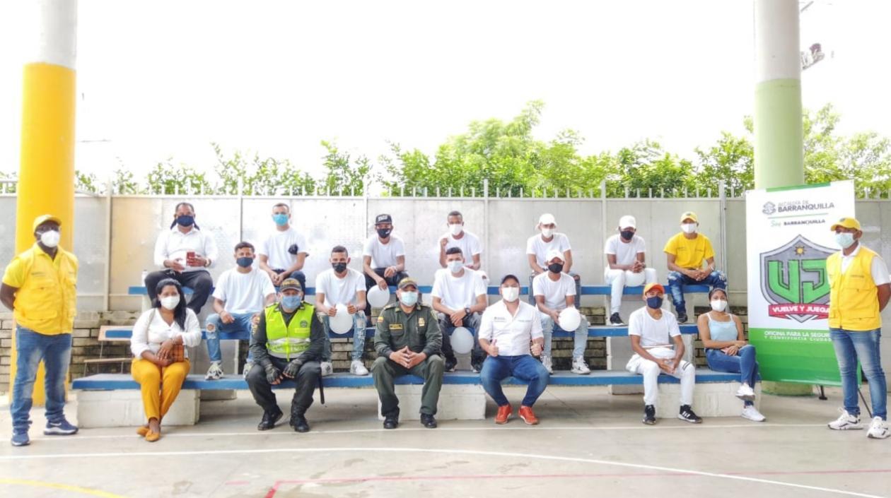 Jóvenes que firmaron el pacto de no agresión.