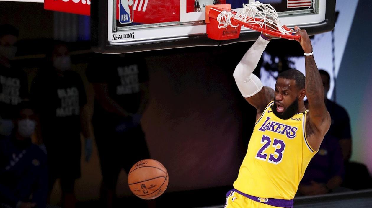 LeBron James hace una volcada en el aro. 