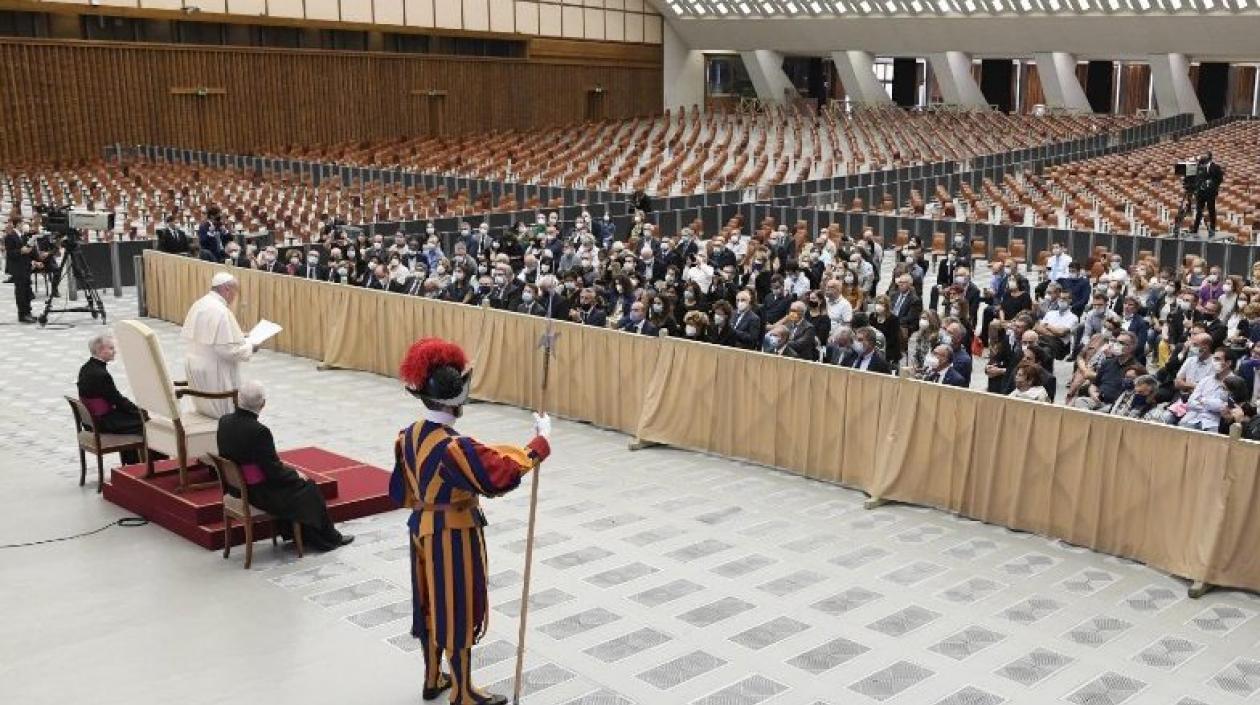 Miembros de la Fundación “Banco Farmacéutico” escuchan al Papa Francisco este sábado.