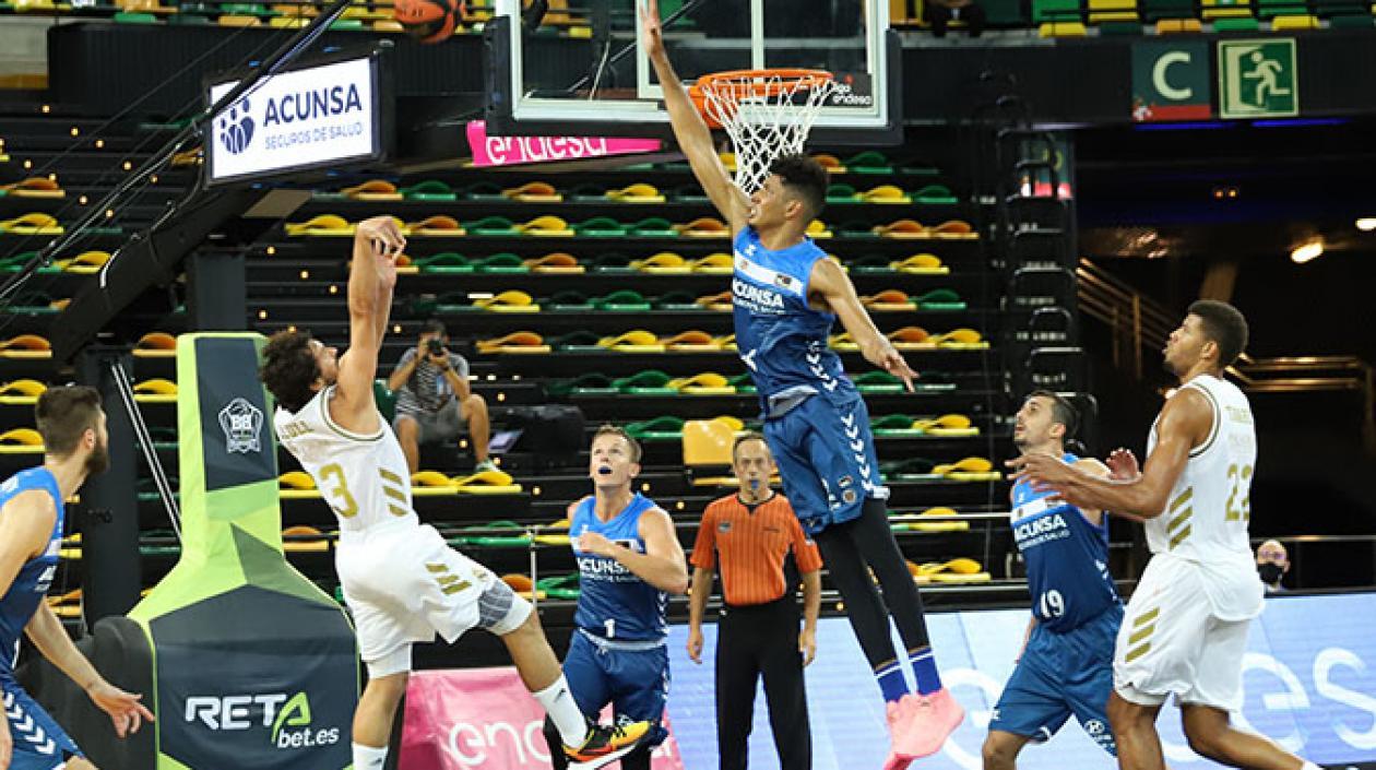 El barranquillero Jaime Echenique hace un gran tapón. 