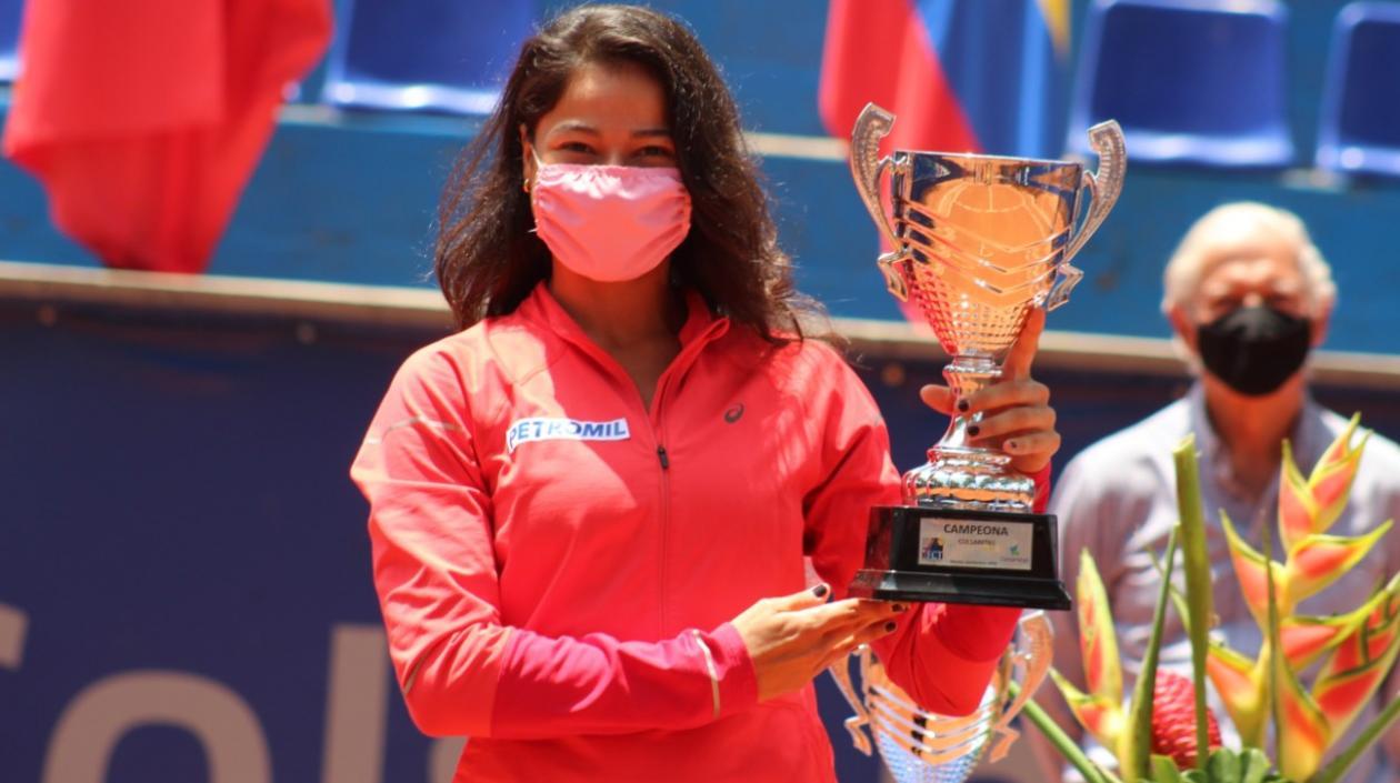 María Fernanda Herazo con el trofeo de campeona. 