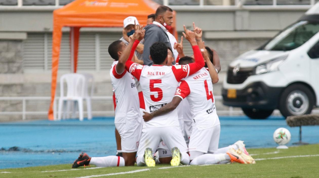 Jugadores de Santa Fe celebran sus anotación. 