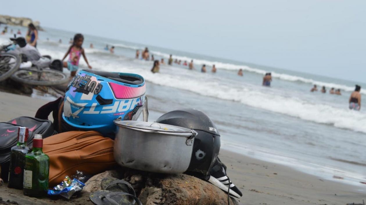 Licor y 'olla' dentro de las playas.