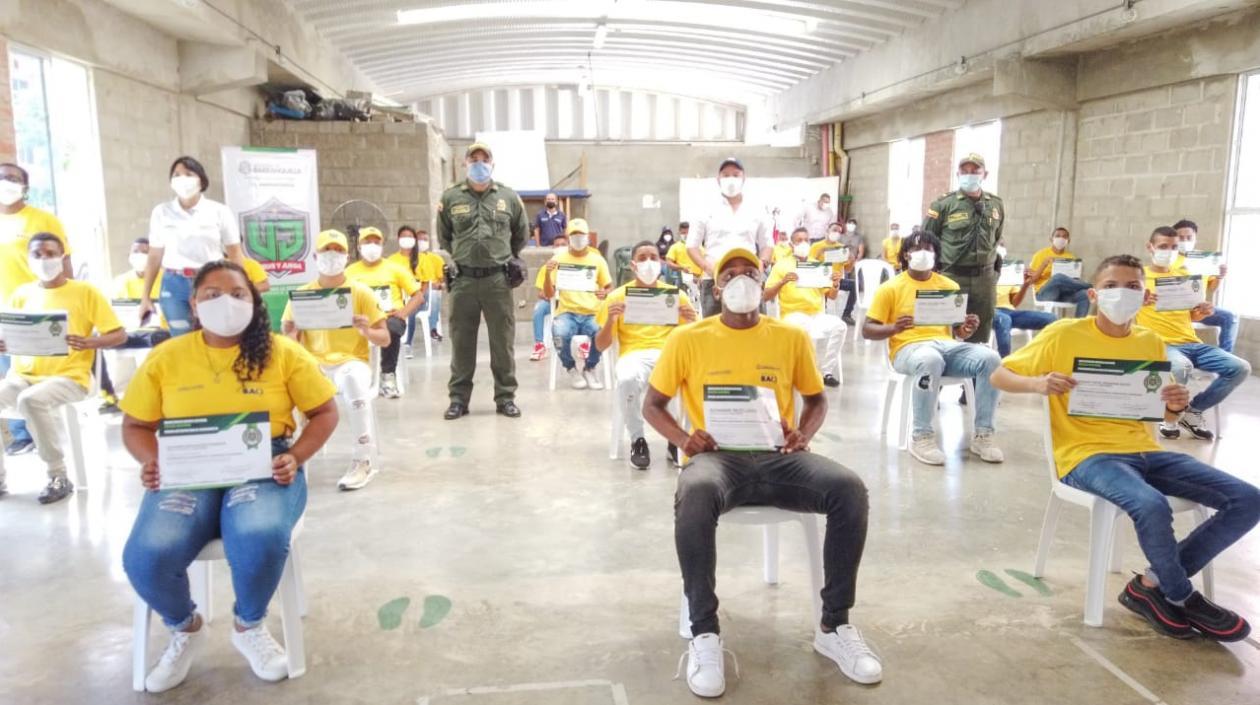 Los jóvenes al recibir su certificado de sana convivencia. 