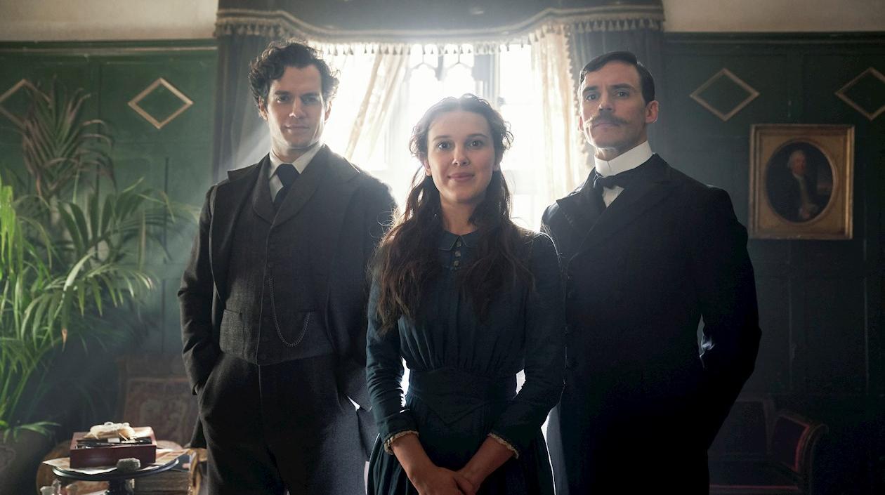 Fotografía cedida hoy por Netflix que muestra a los actores Henry Cavill (i) como Sherlock Holmes, Millie Bobby Brown (c) como Enola Holmes, y Sam Claflin (d) como Mycroft Holmes, durante el rodaje de la película "Enola Holmes".
