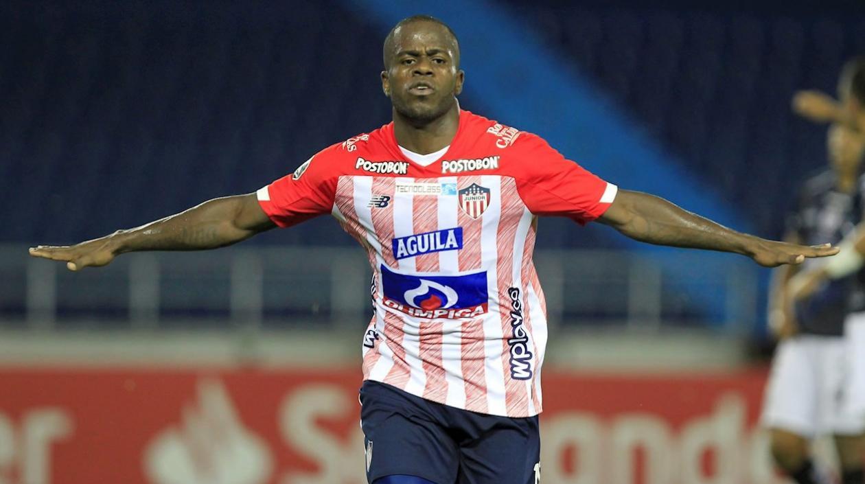 Carmelo Valencia celebrando su hazaña en Copa Libertadores.