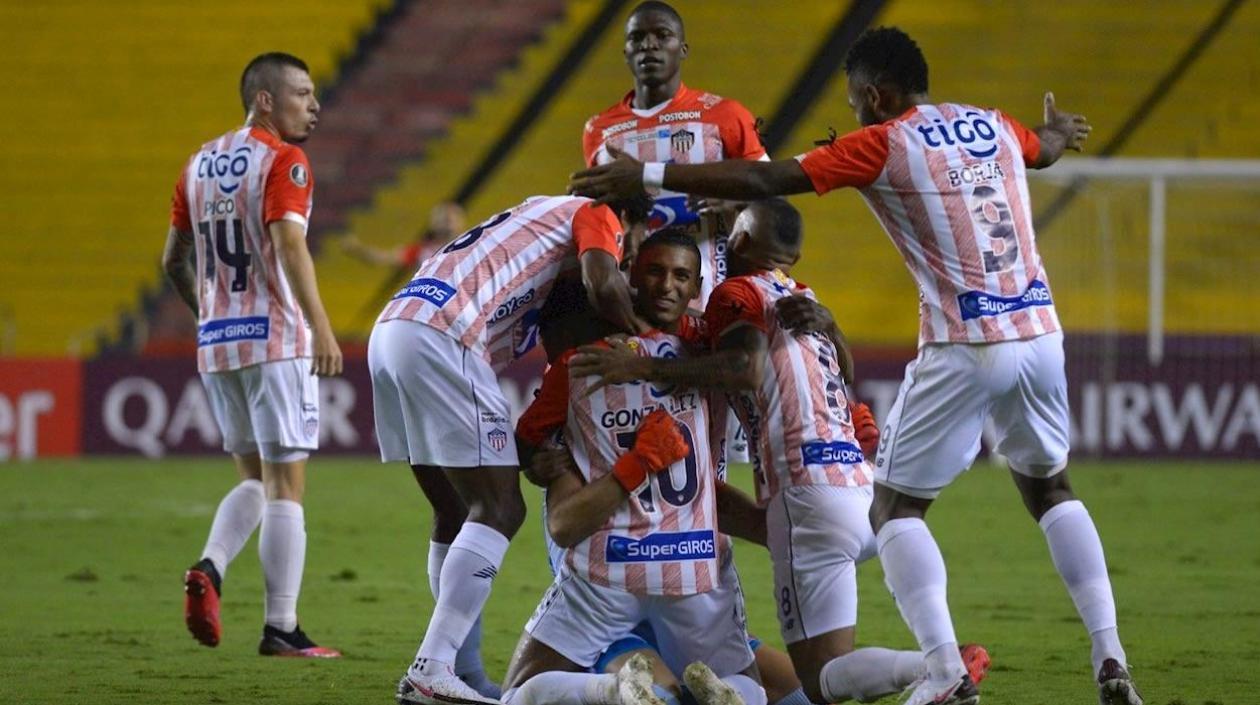 Sebastián Viera celebra su gol de tiro libre con sus compañeros. 