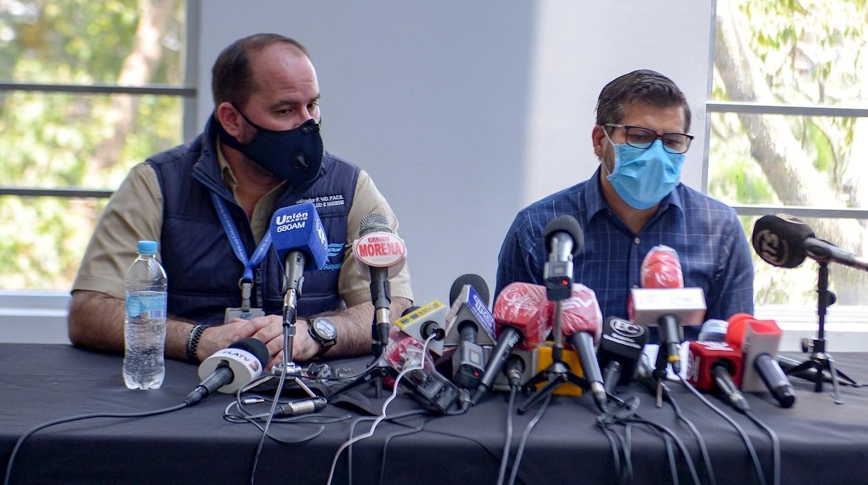 El director de Salud e Higiene de Guayaquil, Carlos Luis Salvador (i), y el coordinador zonal de Salud, Francisco Pérez.