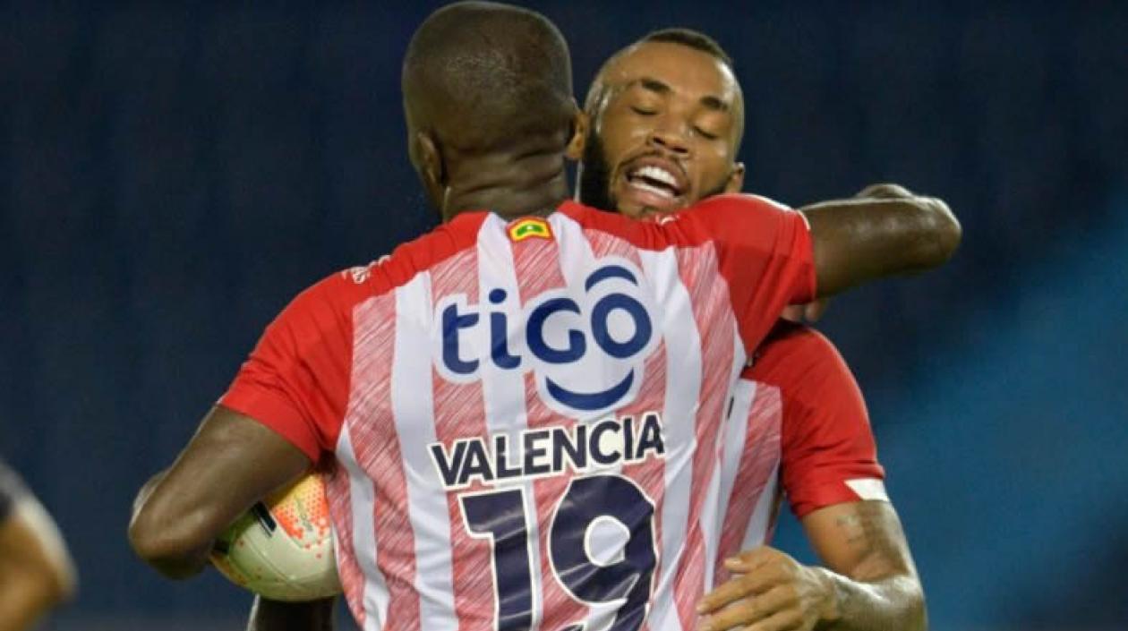 Carmelo Valencia celebrando el empate con Freddy  Hinestroza.