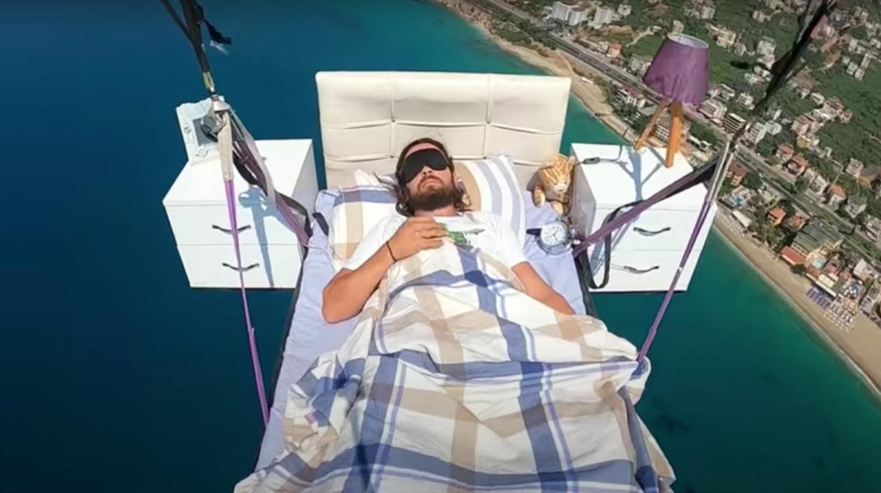 Hasan Kaval toma una siesta voladora. 