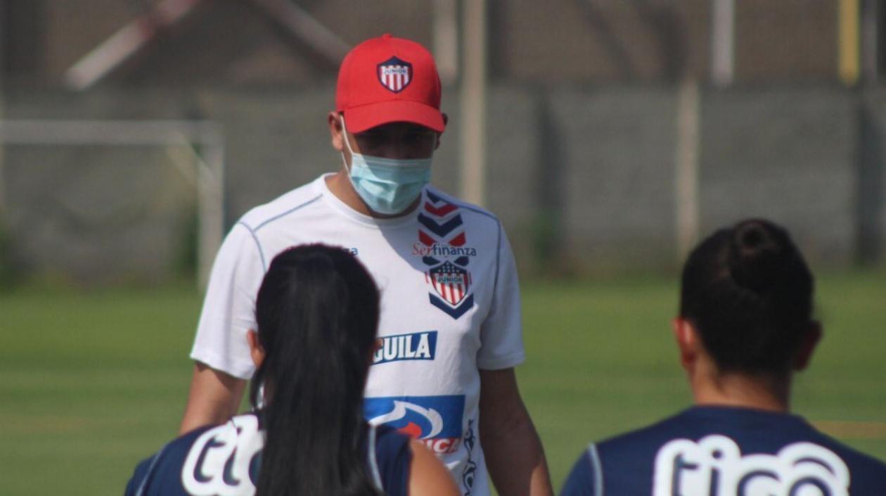 Omar Ramírez, técnico de las Tiburonas. 