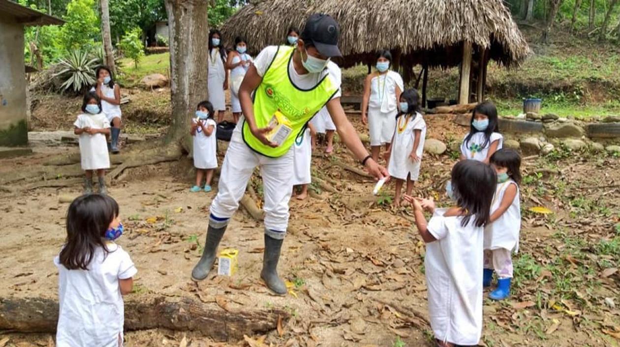 Niños Kogui recibiendo las ayudas.