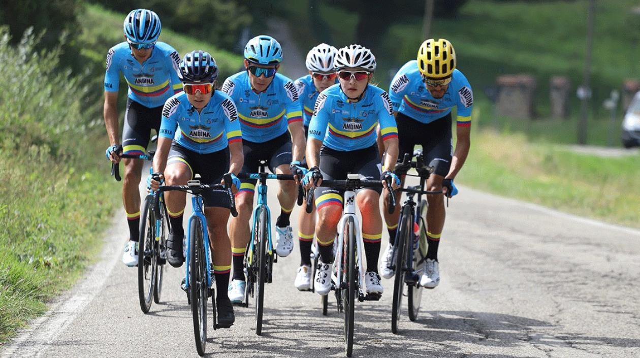  Daniela Atehortúa, Carolina Upegui y Paula Patiño escoltadas por Harold Tejada, Miguel Ángel López y Daniel Martínez.