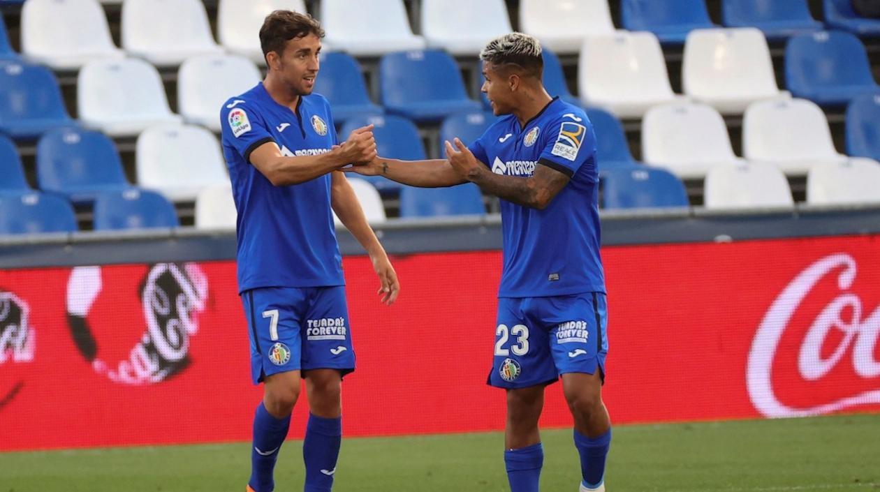 Cucho Hernández saluda a su compañero Jaime Mata.