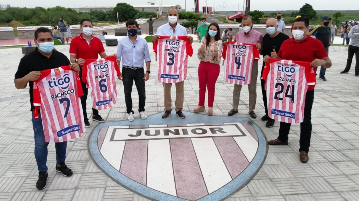 Los exjunioristas con su camiseta rojiblanca.