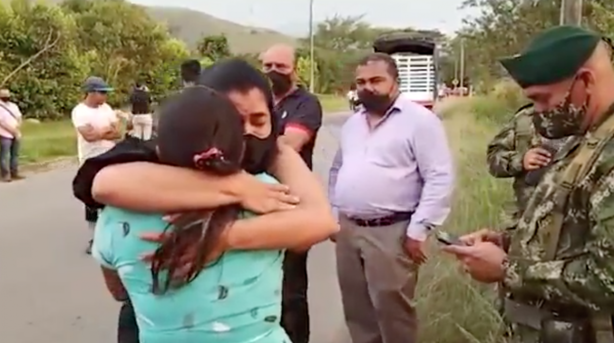 Abrazo entre la mamá de Juliana y la hermana del soldado.