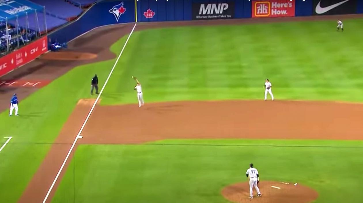 Gio Urhsela hace una sensacional atrapada. 