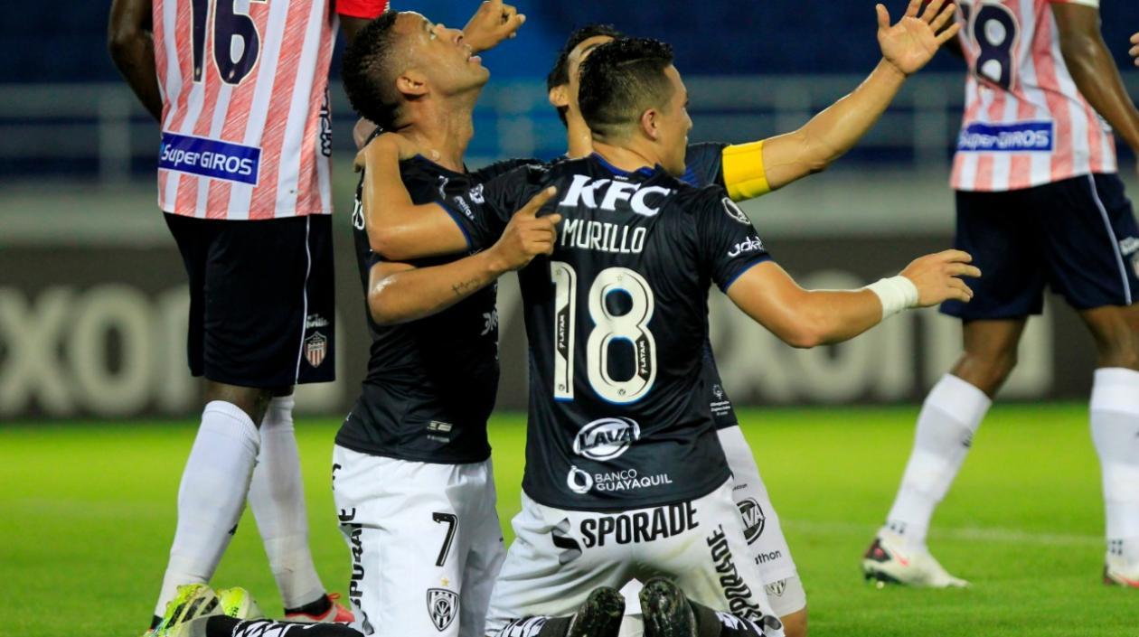Jugadores del Independiente del Valle celebran su gol ante Junior. 
