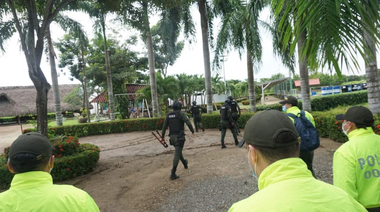 Personal de la Policía en el allanamiento.