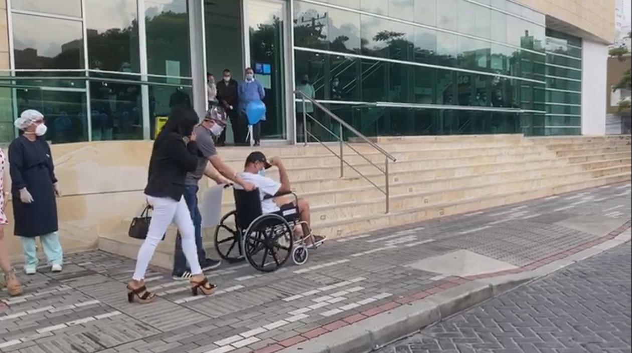 El empresario Antonio Vergel saliendo de la clínica.