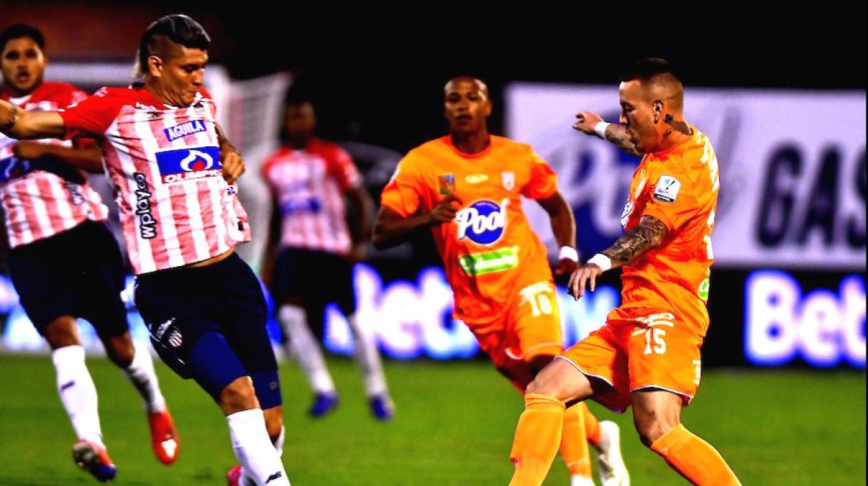 Michael Rangel enfrentando la marca de Santiago Jiménez, autor del gol del triunfo.