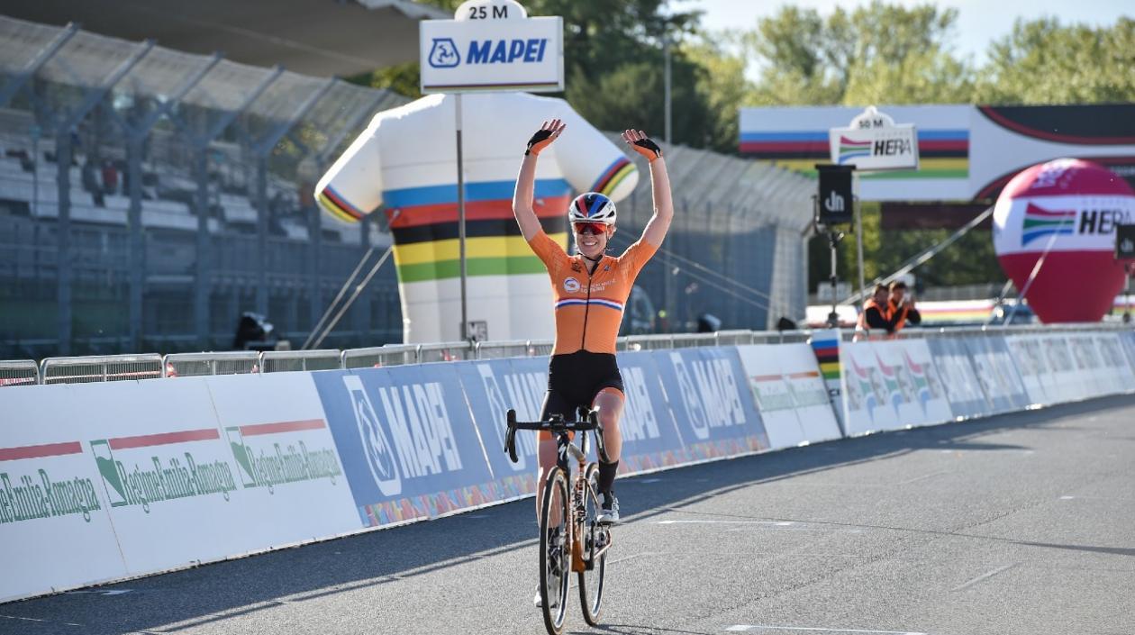 Anna van der Breggen cruza la meta en solitario. 