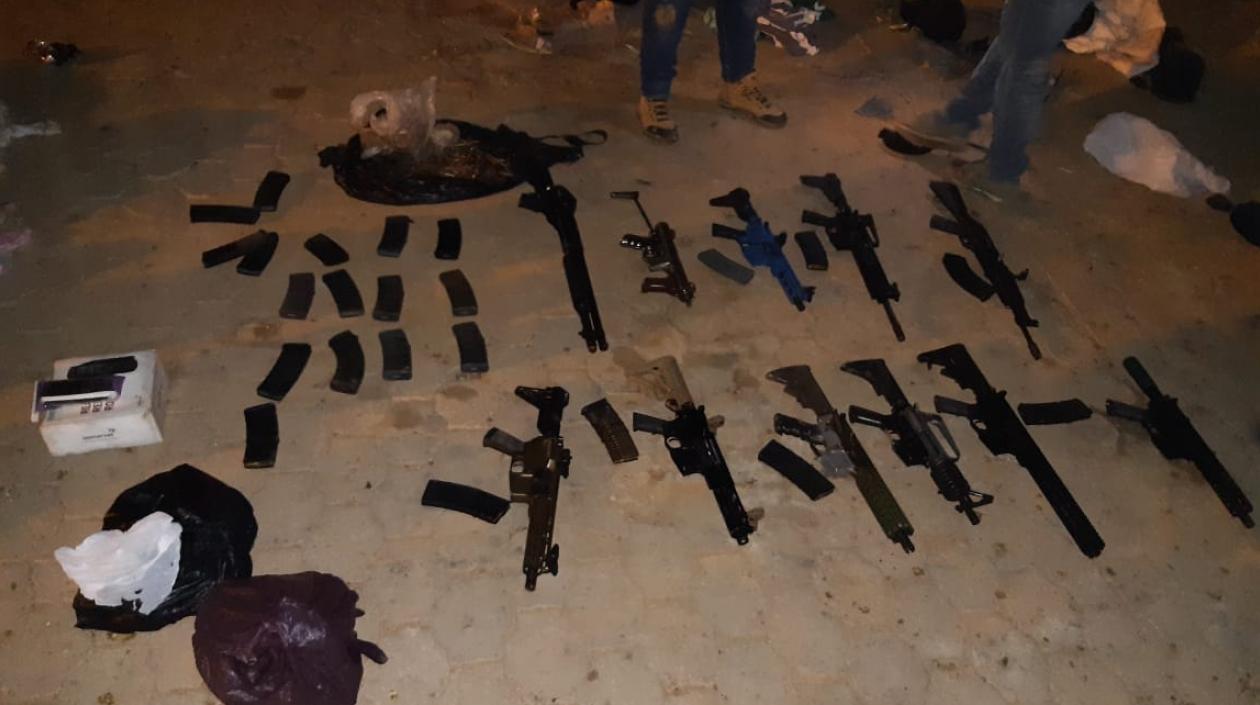 Armas halladas en la caleta. 