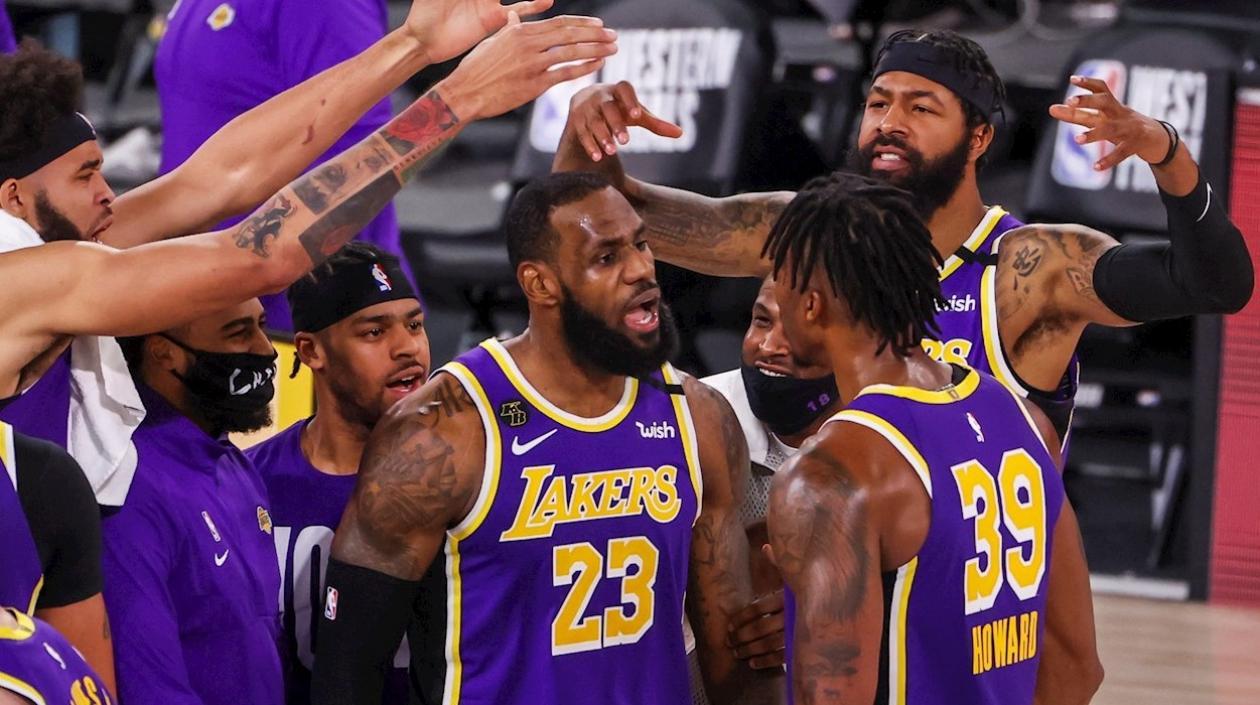 LeBron James celebra con sus compañeros. 