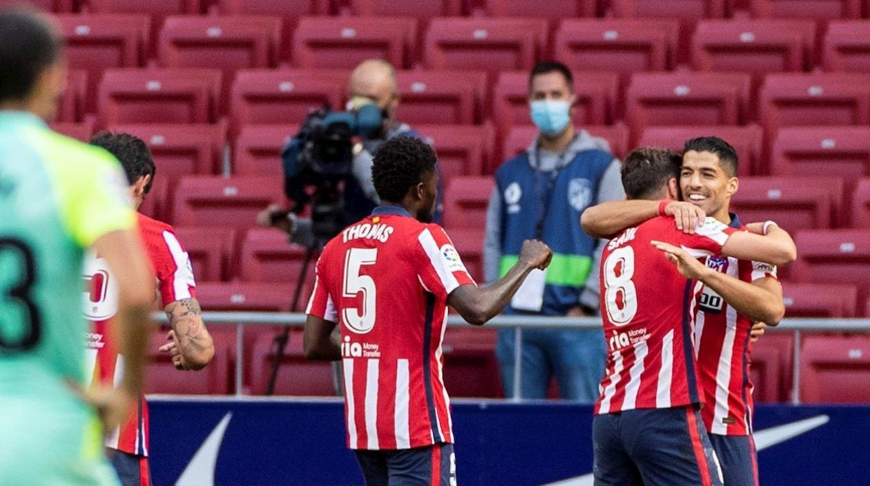 Luis Suárez celebra con sus compañeros su segundo gol ante el Granada.