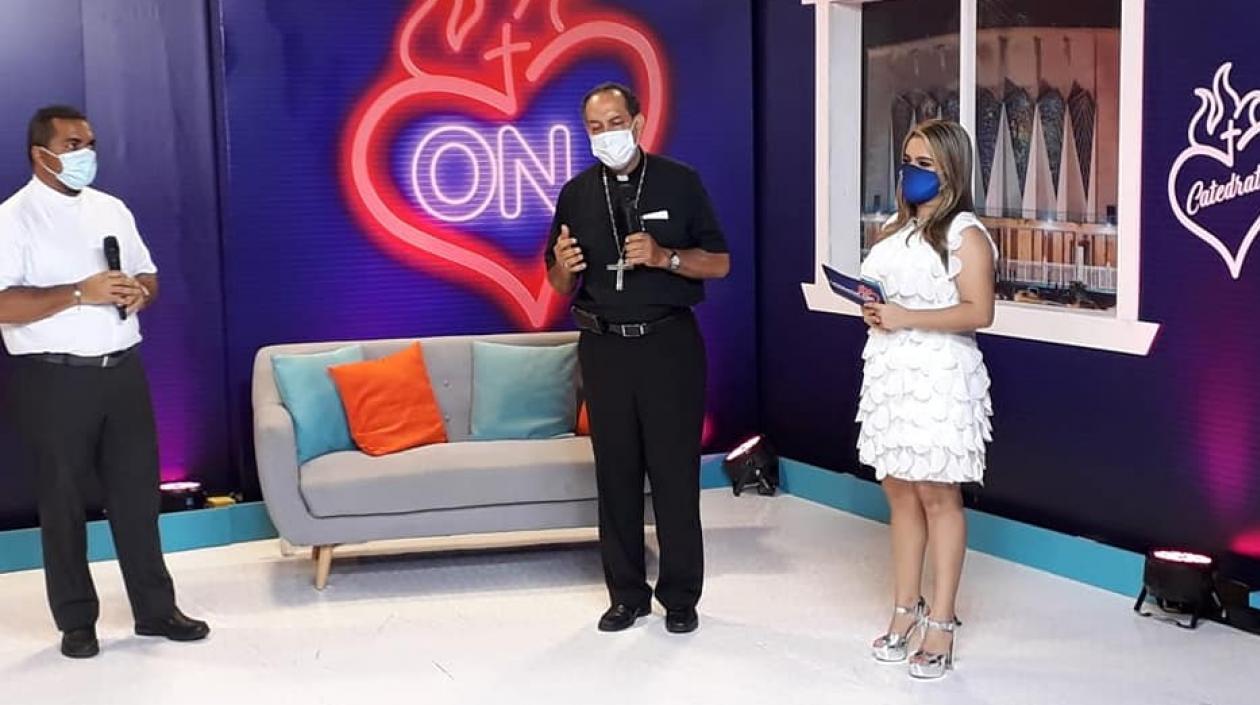 El padre Jaime Marenco y el arzobispo de Barranquilla durante la Catedratón.