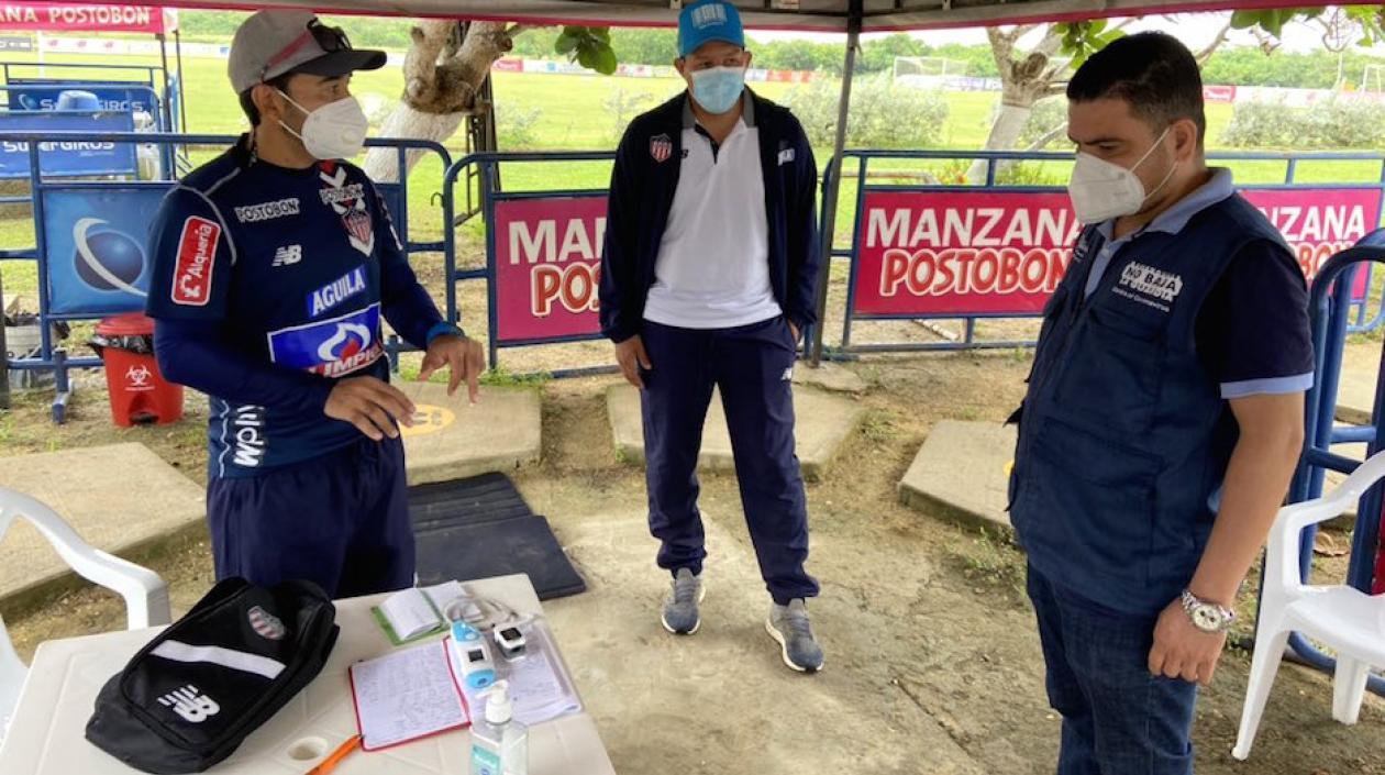 La Secretaría de Salud revisando los protocolos de bioseguridad en el Junior.