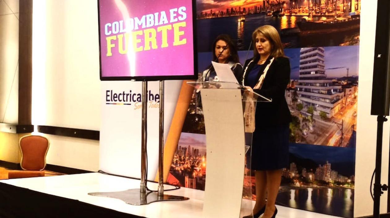 Ángela Patricia Rojas anunciando al nuevo operador del cual ha estado fungiendo como Gerente.