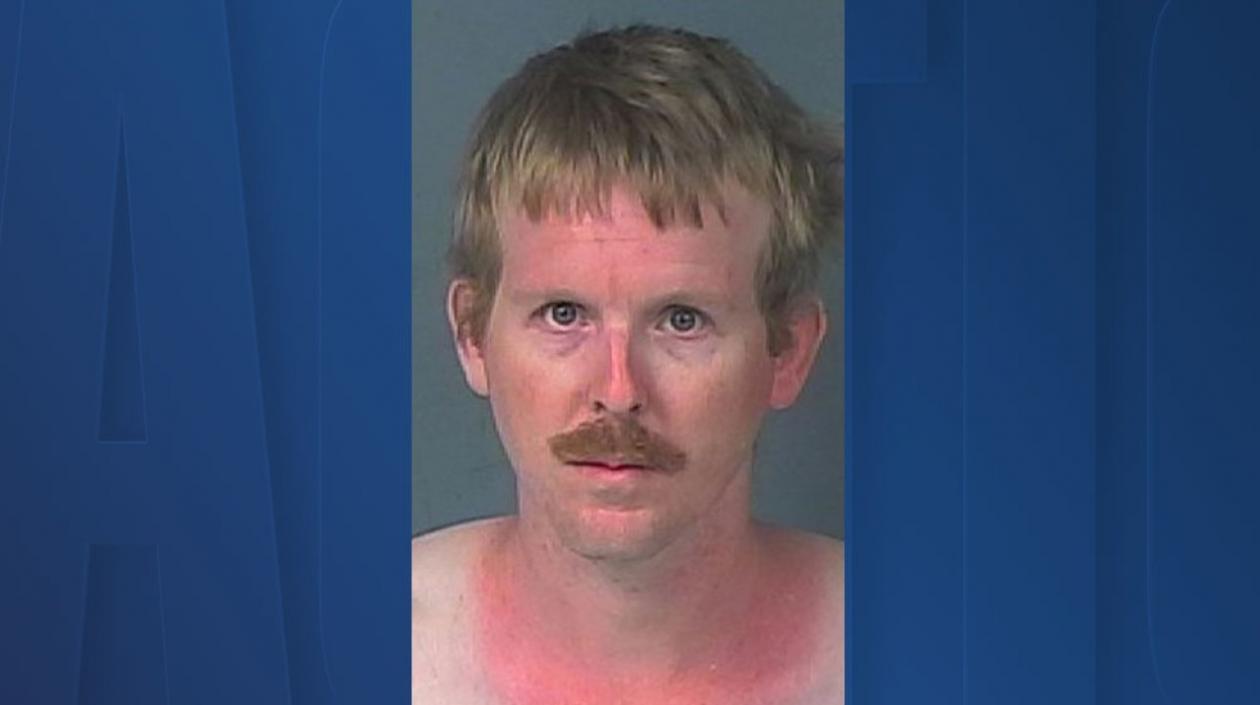 Johnathan Lee Rossmoine, de 36 años, fue capturado por delitos sexuales.