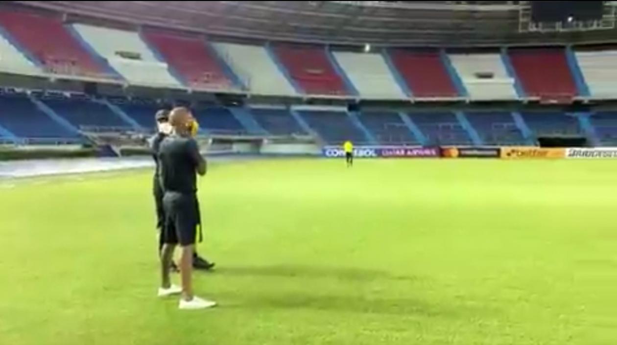 Jugadores del Barcelona hacen el reconocimiento de la cancha. 