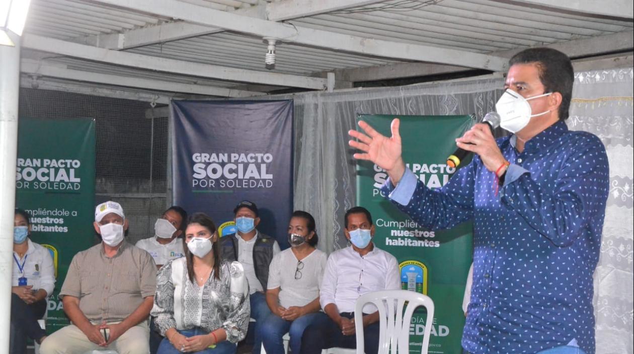 El alcalde socializando los diseños del parque y las dos canchas.